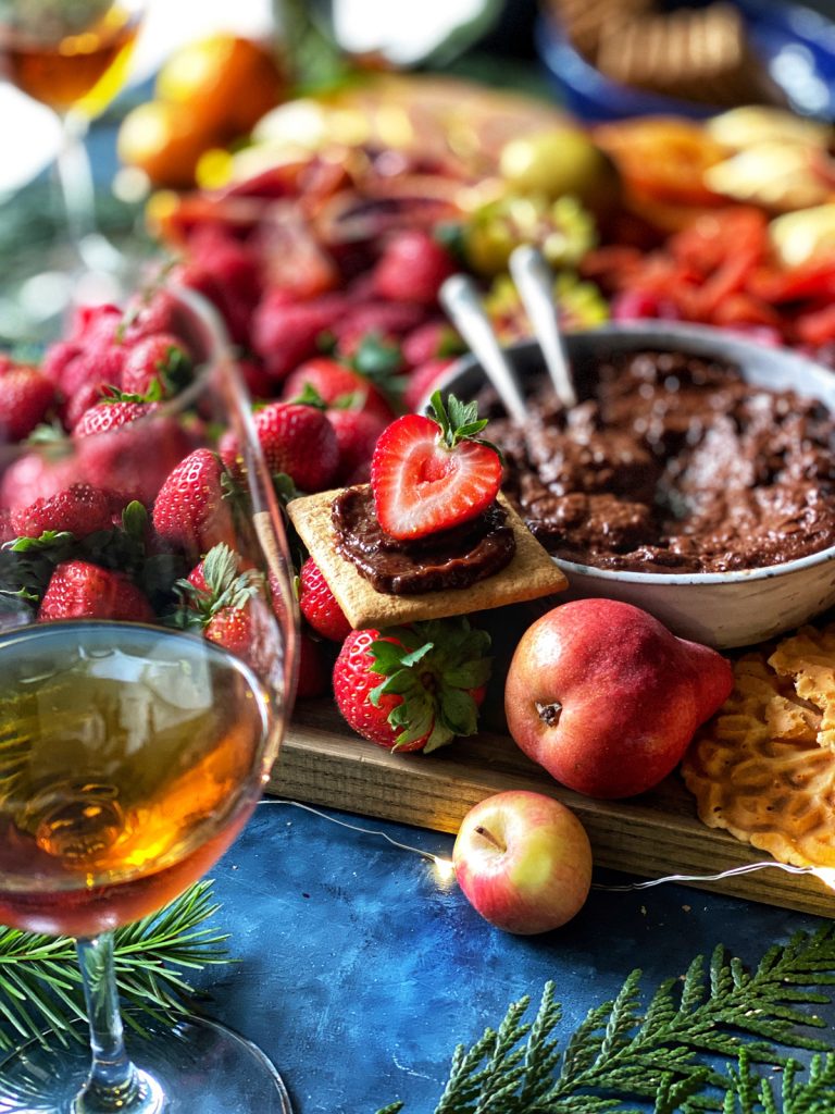 chocolate spread on cracker with strawberry