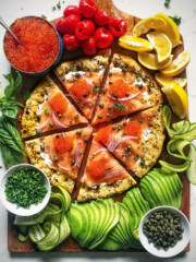 smoked salmon pizza with everything bagel crust