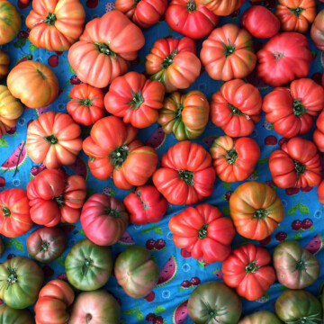 heirloom tomatoes at farmers market