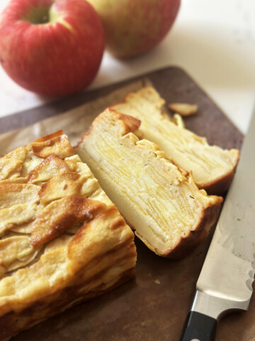 invisible apple cake, slices