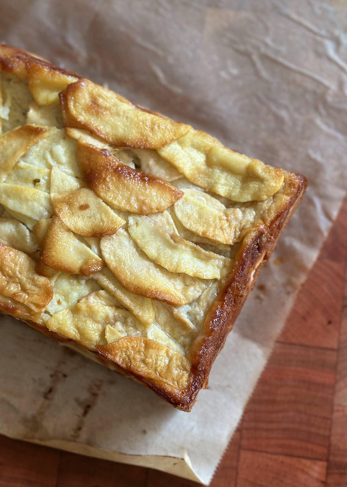 invisible apple cake, top down