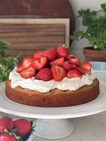 easy strawberry cake, single layer, with whipped cream and strawberries topping