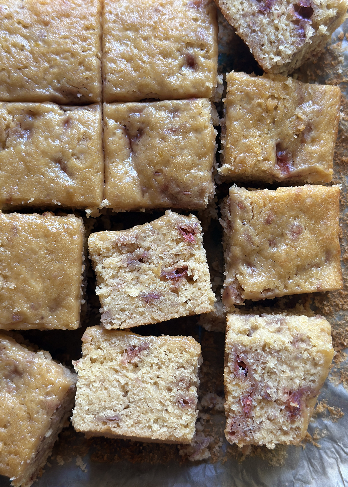 easy strawberry cake in square pan